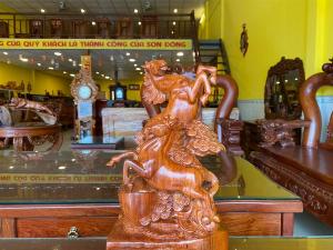 Tượng song mã phi thiên gốc tùng gỗ hương