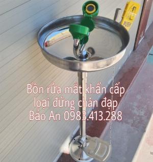 Chậu rửa mắt khẩn cấp đứng