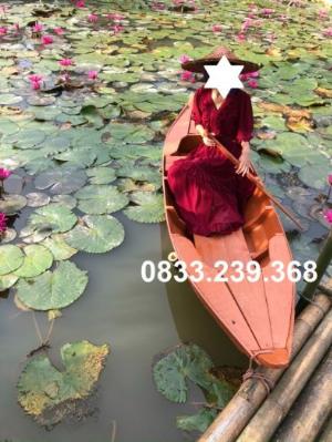 Thuyền gỗ chụp ảnh hồ sen, đi sông