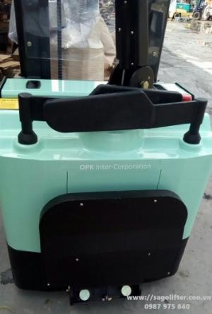 Cần bán xe nâng điện cao đứng trên bệ lái 1.5 tấn Nhật Bản