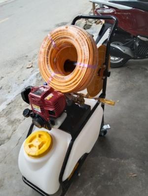 Máy phun thuốc đẩy tay Yikito GX35 phun vườn bưởi,cam cực thích cuộn dây dài 50m,bình chứa lên tới 50lit