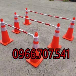 Thanh chắn nối cọc tiêu phân làn giao thông