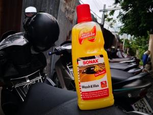 Nước Rửa Xe Và Wax Bóng Sơn Kết Hợp Sonax Wash & Wax 313341 1000ml tặng khăn