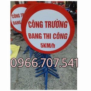 Biển cảnh báo công trường đang thi công