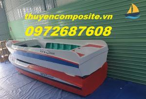 Thuyền composite chở 8 - 10 người, thuyền chở 4 - 6 người có sẵn