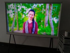Tivi QLED Samsung 55in dòng Serif khung tranh cao cấp