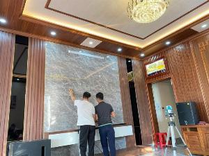 Vách ốp tivi vân đá tráng gương