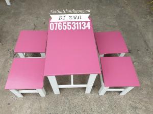 Bàn ghế quán trà sữa bằng gỗ nhỏ, gọn, giá rẻ