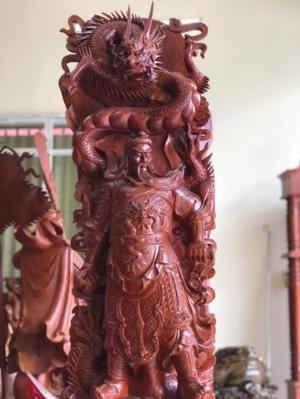 Tượng gỗ Quan Vân Trường đứng rồng