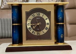 Đồng hồ SEIKO để bàn hàng trưng bày như mới ,kim trôi số la mã thân kim loại