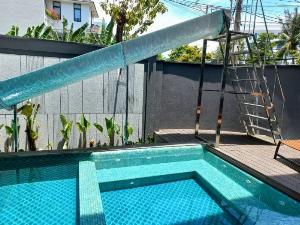 Cầu trượt hồ bơi cho bé