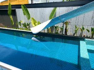 Cầu trượt hồ bơi cho bé