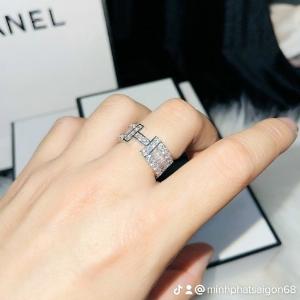 Nhẫn nữ chữ H thời trang màu bạc và vàng
