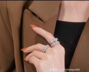 Nhẫn nữ chữ H thời trang màu bạc và vàng