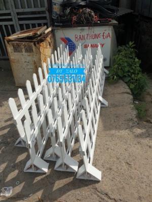 Hàng rào gỗ, vách ngăn trang trí quán.