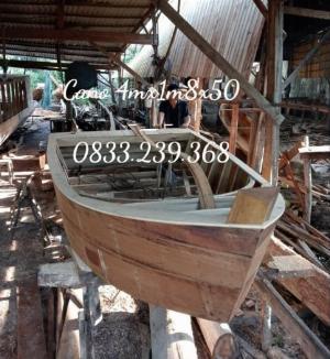 Xuồng gỗ câu cá, du lịch sông, hồ, vịnh kín.