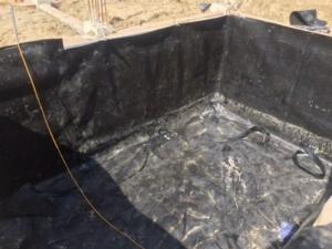 Nên sử dụng màng chống thấm 0.5mm (nilong) khi xây dựng hồ nuôi tôm trên đất cát.