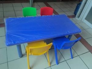 Bộ bàn ghế nhựa đúc bàn chân trụ
