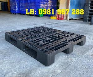 Pallet nhựa công nghiệp màu đen
