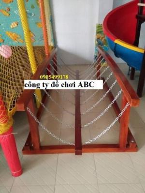 Cầu thăng bằng dao động gỗ mầm non