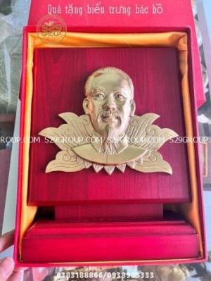 Biểu trưng quà tặng chân dung Bác Hồ bằng đồng