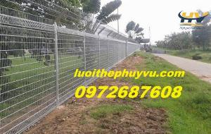 Hàng rào mạ kẽm, lưới thép hàng rào chấn sóng trên thân