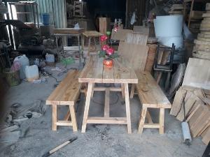 Bàn ghế gỗ thông quán ăn giá tốt.