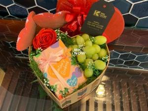 Hộp quà Valentine hoa xinh trái cây tươi socola ngọt ngào - FSNK415