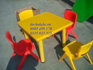 Bàn ghế mầm non cho bé