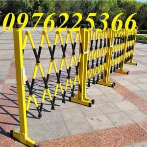 Hàng rào xếp sắt chữ T có bánh xe