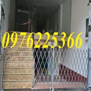 Hàng rào xếp sắt chữ T có bánh xe