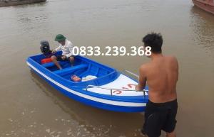 Cano composite đi sông hồ du ngoạn.