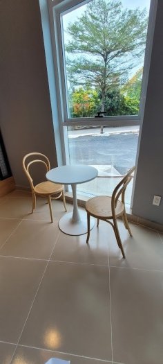 Bàn tulip nhập khẩu nguyên chiếc giá tốt