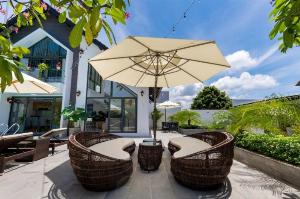 Dù che Cafe, sân vườn, Resort Hồng Gia Hân D95