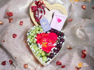 Hộp trái cây Valentine trái tim mix cherry, nho xanh, socola Meiji - FSNK501