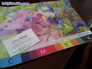 In tranh nghệ thuật từ chất liệu vải silk với công nghệ in phun kỹ thuật số cho bạn lựa chọn nhiều kích thước in ấn, tối đa là 1.4m chiều rộng và không hạn chế chiều dài, dù không gian làm việc của bạn rộng hay hẹp thì luôn có kích thước tranh in trang trí cho nó.