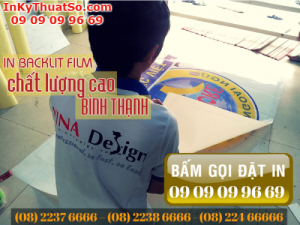 Backlit film làm hộp đèn quảng cáo cho hãng xe đang được nhân viên In Kỹ Thuật Số gia công cán màng