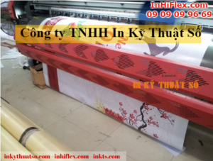 Tại In Kỹ Thuật Số chúng tôi trực tiếp in hiflex khổ lớn mực dầu chuyên dụng cho trưng bày ngoài trời - khổ máy 3m2 đáp ứng các yêu cầu về kích thước in cũng như tốc độ in ấn