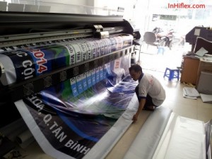 Máy in phun kỹ thuật số khổ lớn - mực dầu - cho chất lượng thành phẩm, màu sắc bạt hiflex sắc nét, đẹp, bền màu trong điều kiện trưng bày ngoài trời