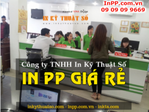 Nhân viên In Kỹ Thuật Số hỗ trợ khách hàng đặt in PP cán format