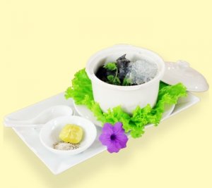 Đặc điểm: Tổ yến được chưng cùng gà ác kết hợp nhiều loại thảo dược, là món ăn đại bổ, thích hợp bồi bổ cho người bị suy nhược cơ thể. Mang hương vị cung đình về tận nhà thực khách.