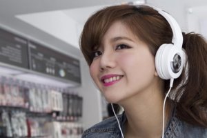 - Cuồng nhiệt cùng với những tín đồ đam mê âm bass.
- Thiết kế khoang phụ hoàn toàn mới mẻ, giúp tăng hệ số giảm chấn để tăng cường âm độ âm bass lên mức tối đa.
- Củ loa có đường kính 53 mm được thiết kế độc đáo, giúp tái tạo âm bass một cách đa dạng.
- Đai chụp đầu có kiểu dáng thiết kế hoàn toàn mới, đảm bảo cảm giác thoải mái và khả năng cách âm tối ưu để âm bass được phát ra một cách chân thực nhất.
- Thanh trượt trên đai chụp đầu rất mềm dẻo, được làm từ thép không gỉ có thể dễ dàng điều chỉnh để đảm bảo tai nghe ôm khít đầu.