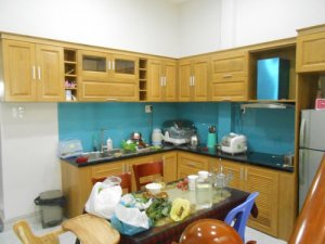 Tủ bếp Mộc Vàng gỗ sồi tự nhiên được sấy khô và xử lý mối mọt