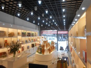 Tủ kệ trưng bày sản phẩm tại cửa hàng sâm Hàn Quốc
