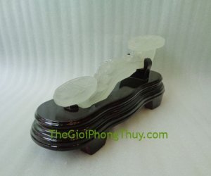Biểu tượng của uy quyền, dùng để củng cố địa vị và quyền lực của người sở hữu, chống tiểu nhân, thị phi