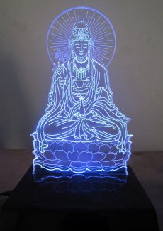 Nổi bật. Dễ gây sự chú ý ngay cả với ánh sáng ban ngày.