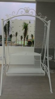 Màu trắng trang nhã tạo nên chiếc xích đu đẹp nhẹ nhàng
Dù địa điểm cuối cùng được chọn là ngoài vườn hay trên sân thượng thì xích đu nên luôn được đặt ở nơi thoáng gió và tương đối rộng rãi để đảm bảo biên độ đu đưa tới lui của xích đu không va chạm vào các vật dụng hoặc thiết kế khác của ngôi nhà.
Giá : 5.350.000