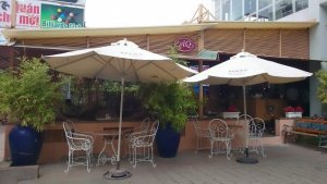 Bàn ghế sắt rèn nghệ thuật hiện đang là xu hướng trong việc kinh doanh cafe, quán ăn, nhà hàng, resort,...với những bộ bàn ghế sắt uốn mềm mại, hoa văn tinh tế, nhẹ nhàng, tạo không gian lãng mạn cho những quán cafe lung linh ánh nến, hay đèn vàng ấm áp.
Hãy gọi nhanh cho chúng tôi 0907678744 hoặc 0931332333
Để được tư vấn và giá tôt