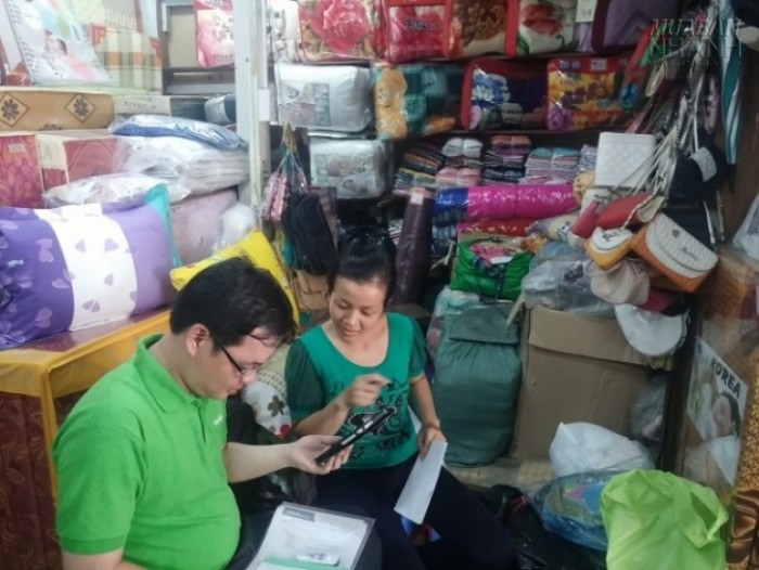 Nhân viên muabannhanh.com hướng dẫn tiểu thương cách đăng tin
