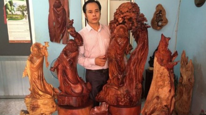 Nghệ nhân Nguyễn Quang Nam bên những tác phẩm tượng gỗ Đạt Ma Sư Tổ Nghệ nhân Nguyễn Quang Nam bên những tác phẩm tượng gỗ Đạt Ma Sư Tổ
